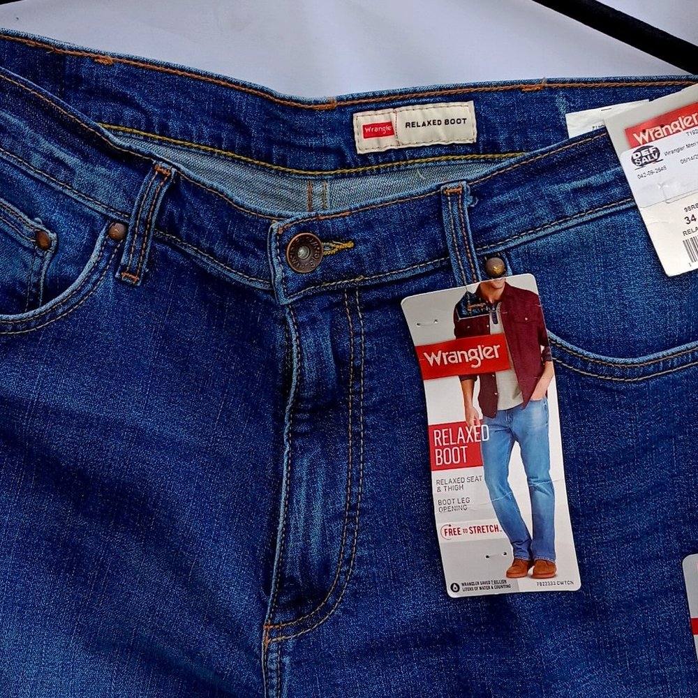 Mens Wrangler brand blue jeans  30x34 relaxed fit boot cut.